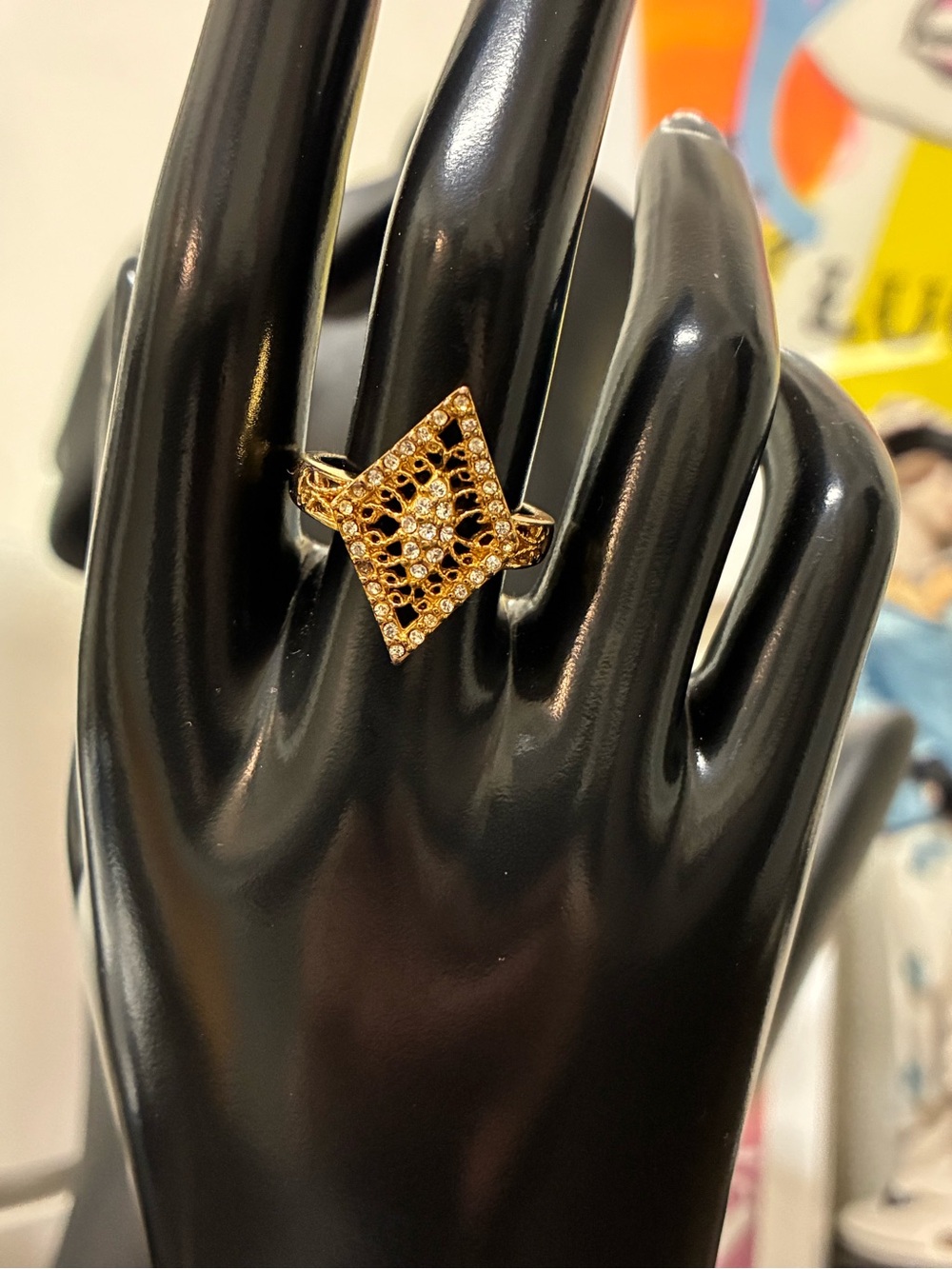 Vintage 1980s Gold Tone Diamond-Shaped Filigree Cocktail Ring - Art Deco